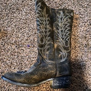 Old gringo size 6.5 never worn.
